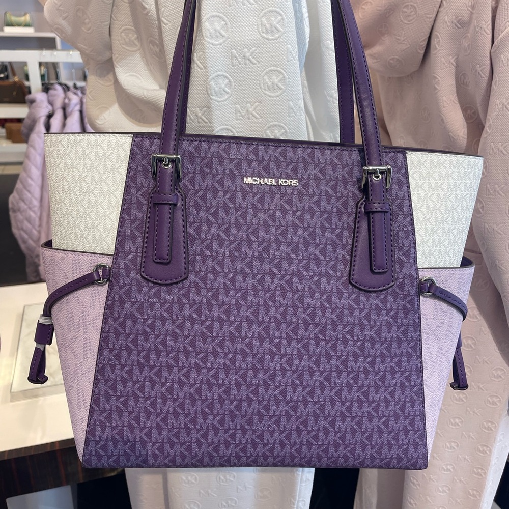 MICHAEL KORS Voyager Lg Color-Block Signature Logo Shoulder Tote Bag
Dark Purple - Picture 2 of 16